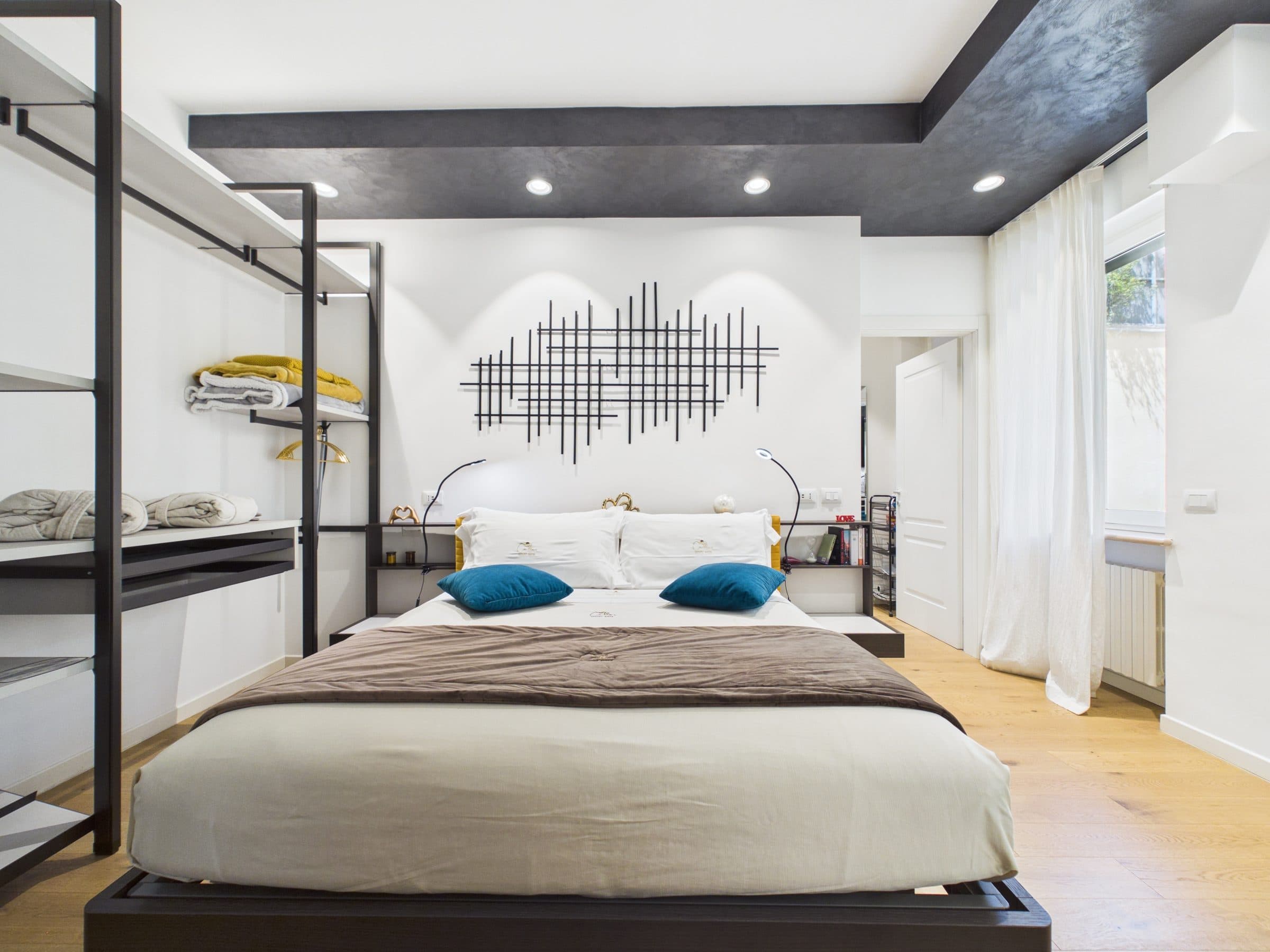 Camera da letto luminosa di Callas Luxury Suite
