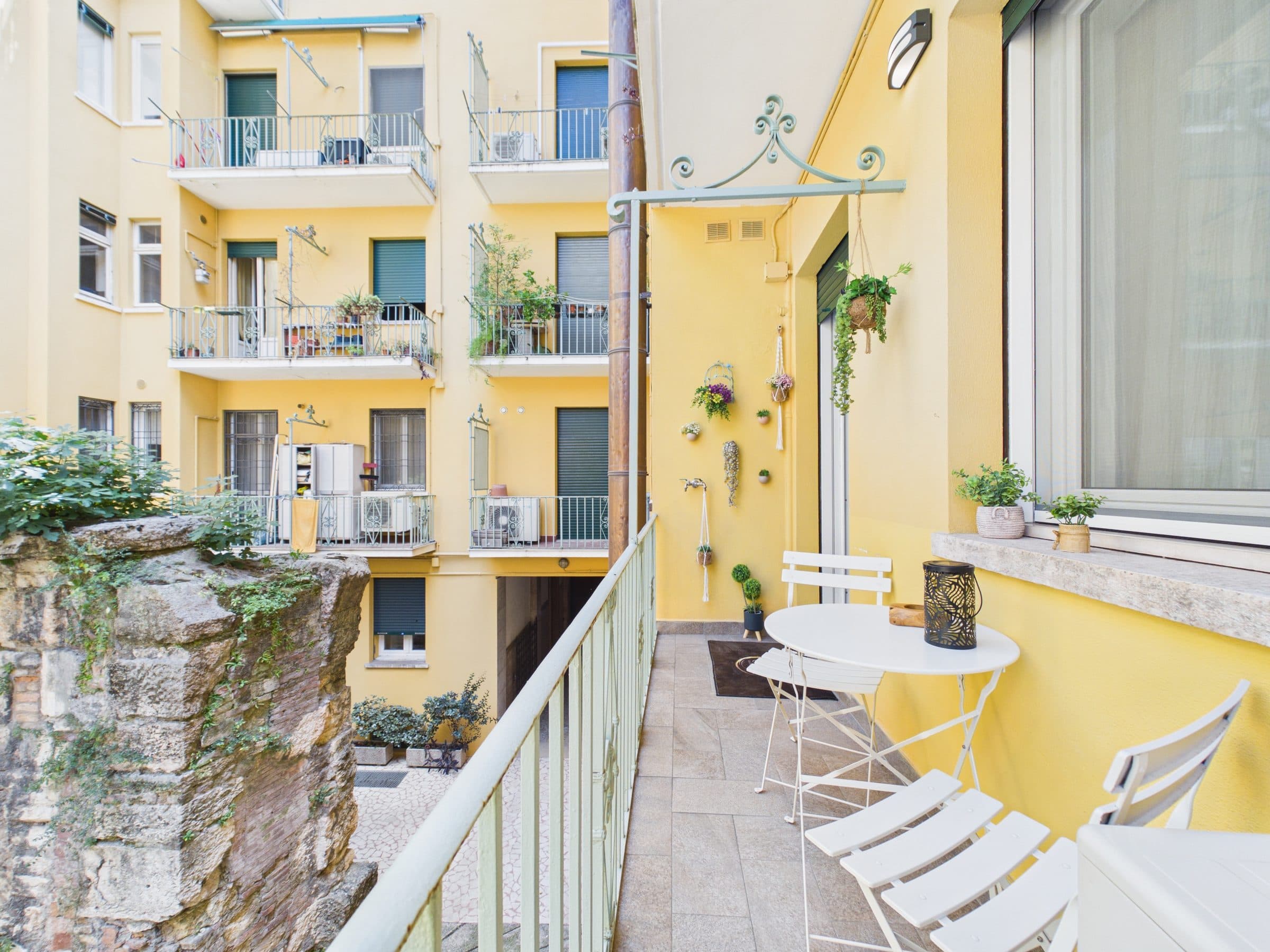 Corte interna del palazzo storico di Callas Luxury Suite