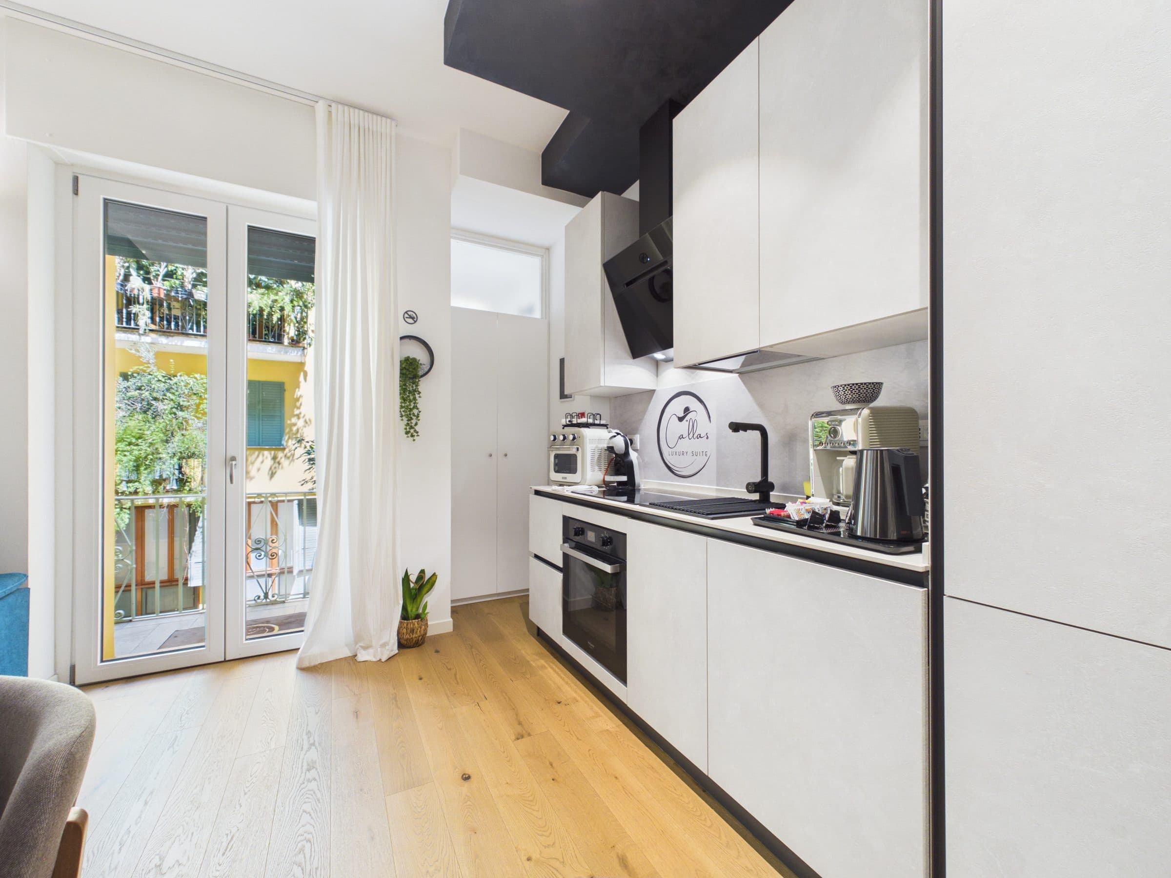 Cucina con mensole a vista e dettagli dorati